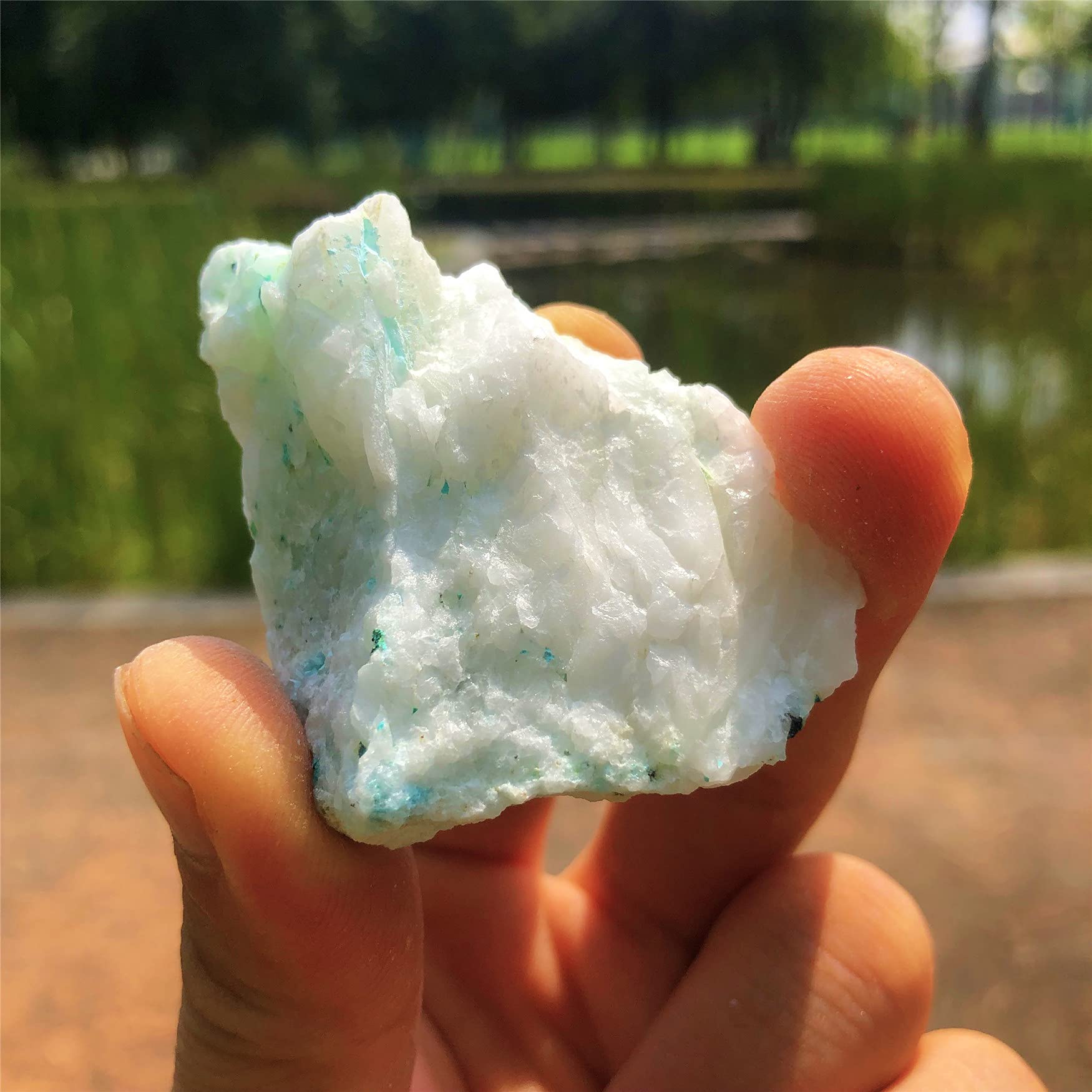 Zenkeeper chrysocolla cruda, detalle de superficie: ideal para guiar momentos de reflexión y enfoque.