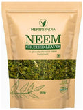 india herbs neem: hojas trituradas listas para infusión aromática.