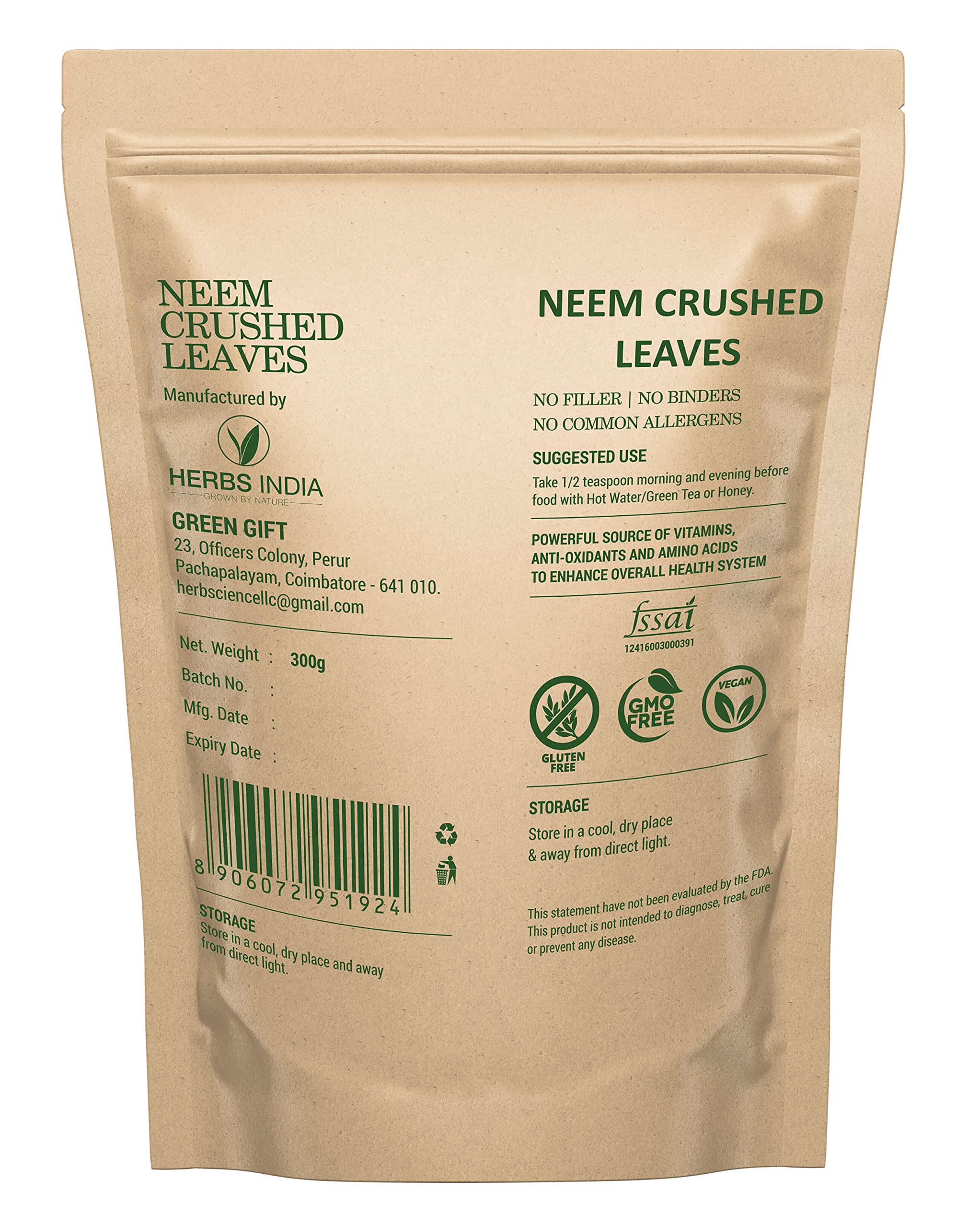 india herbs neem: preparación de té con hojas trituradas y aroma intenso.