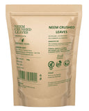 india herbs neem: preparación de té con hojas trituradas y aroma intenso.