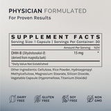 Persona relajada tomando InfiniWell DHH-B Max para claridad mental.