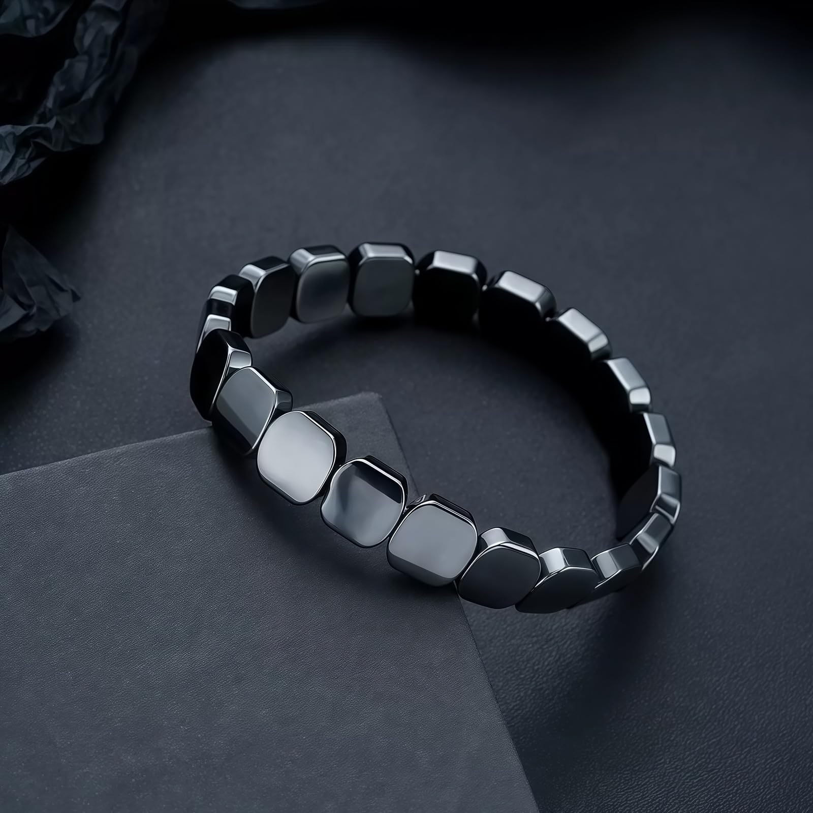 Pulsera elástica INROAN de hematita, uso diario cómodo y versátil.