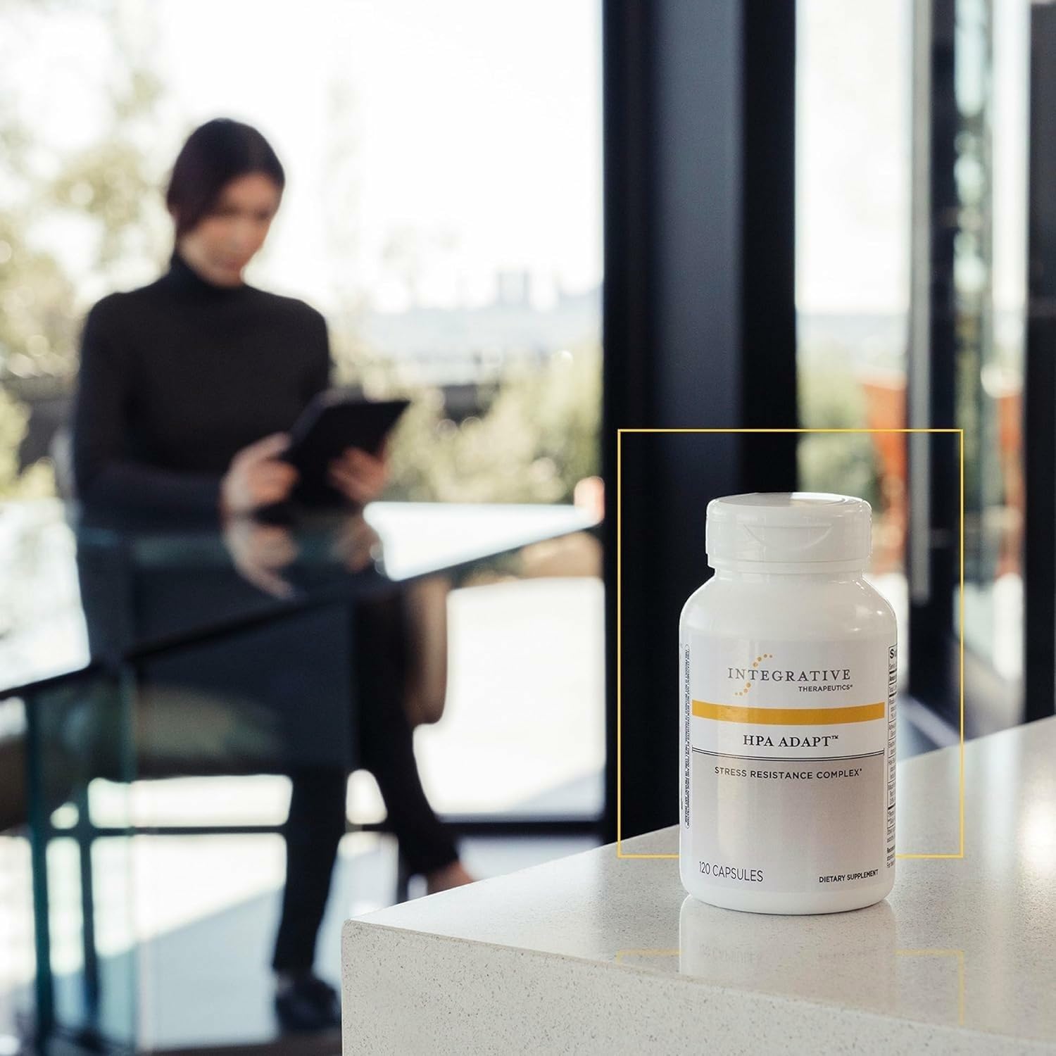 Integrative Therapeutics HPA Adapt cápsulas en una mano, ingesta diaria fácil