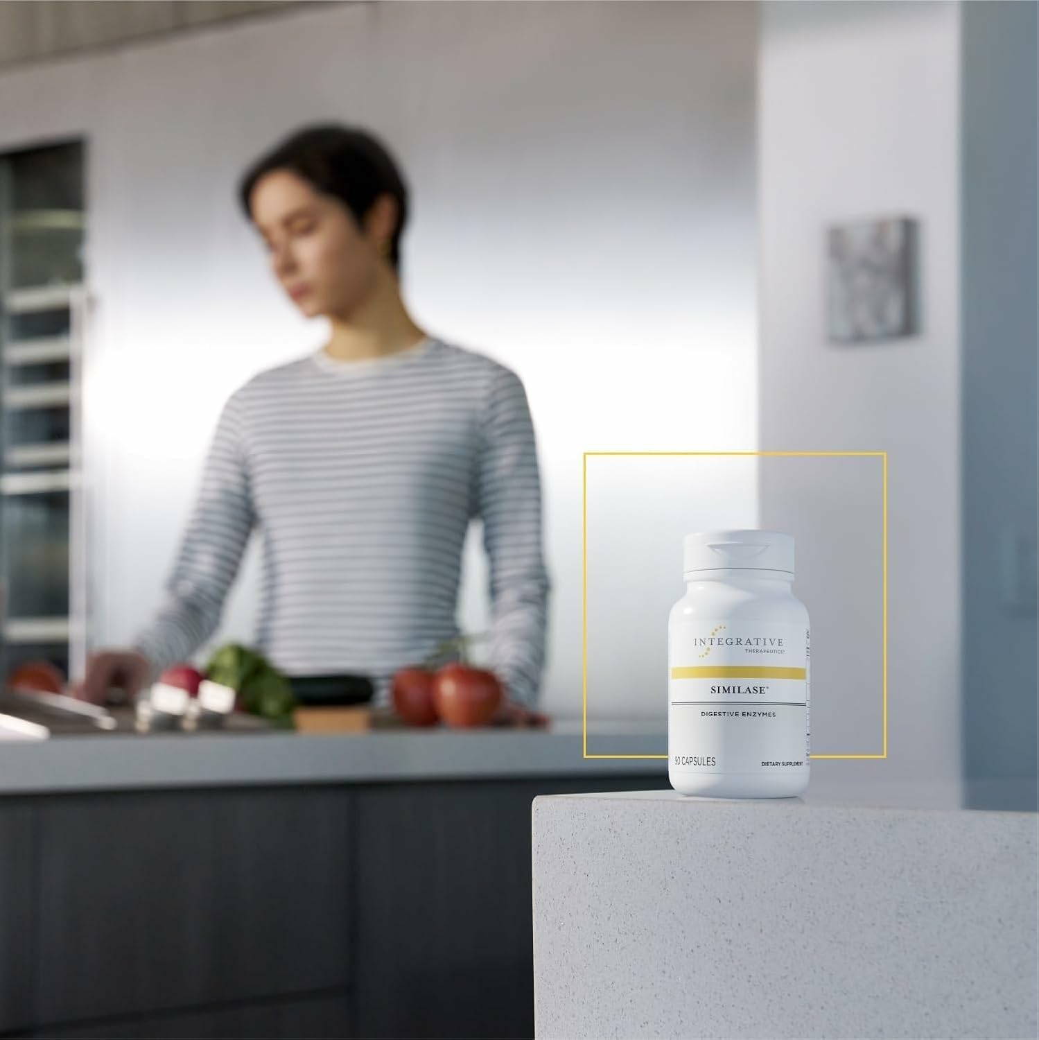 Cápsulas de Similase disolviéndose en agua para confirmar su uso.