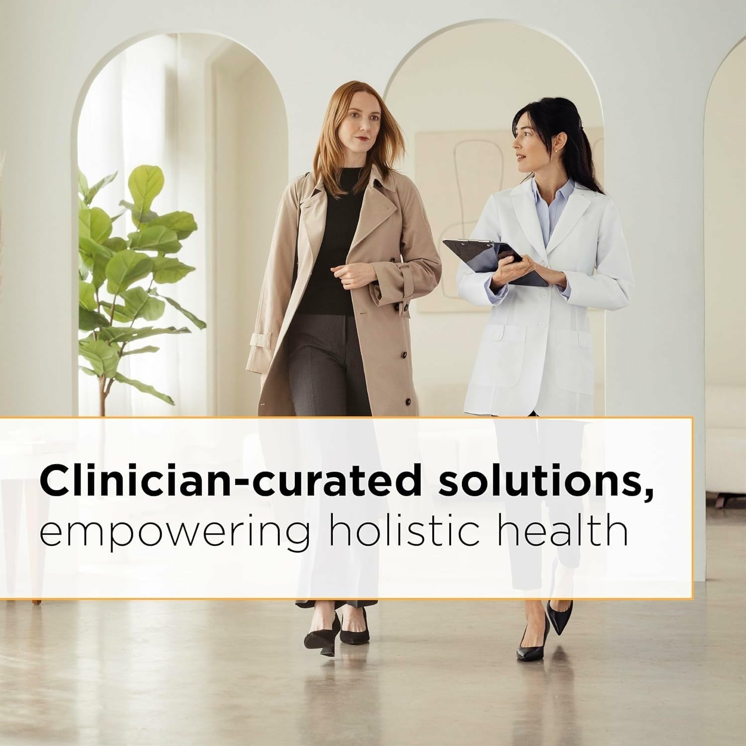 Pote de cápsulas Integrative Therapeutics Vitamina C bufferizada en escena.