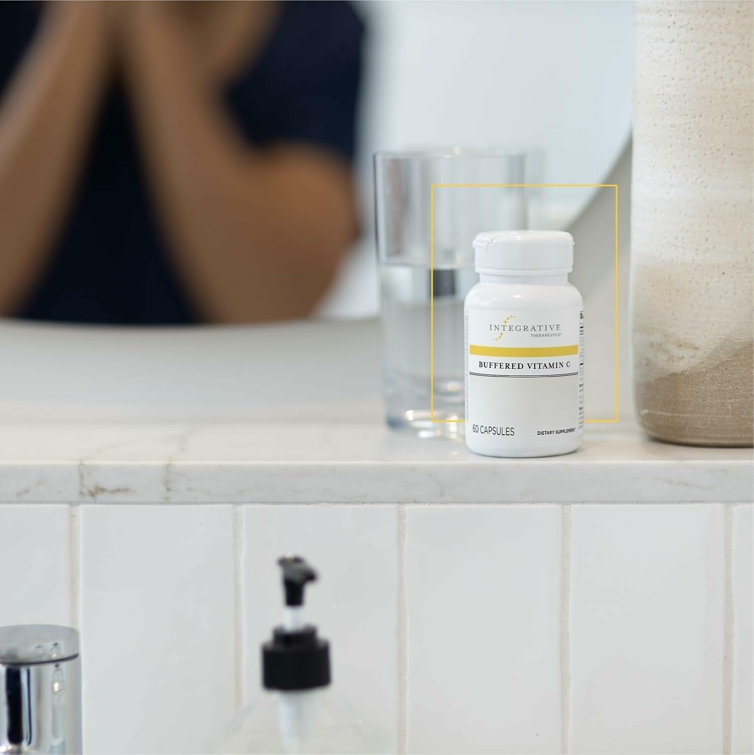 Uso diario: cápsula de Integrative Therapeutics para rutina matutina.