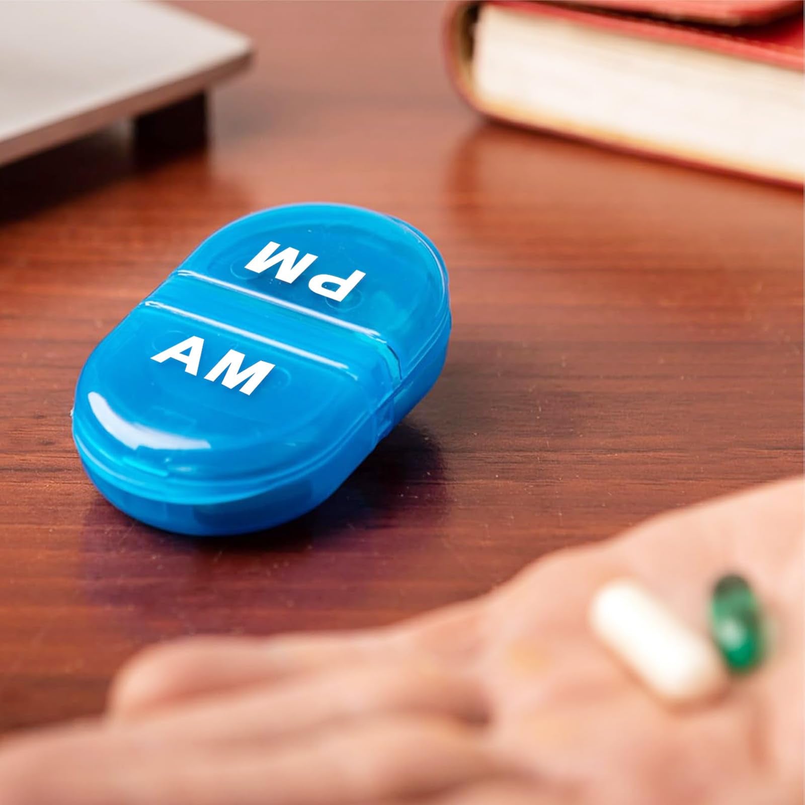 Diseño translúcido y BPA-free de INVODA facilita ver las pastillas.
