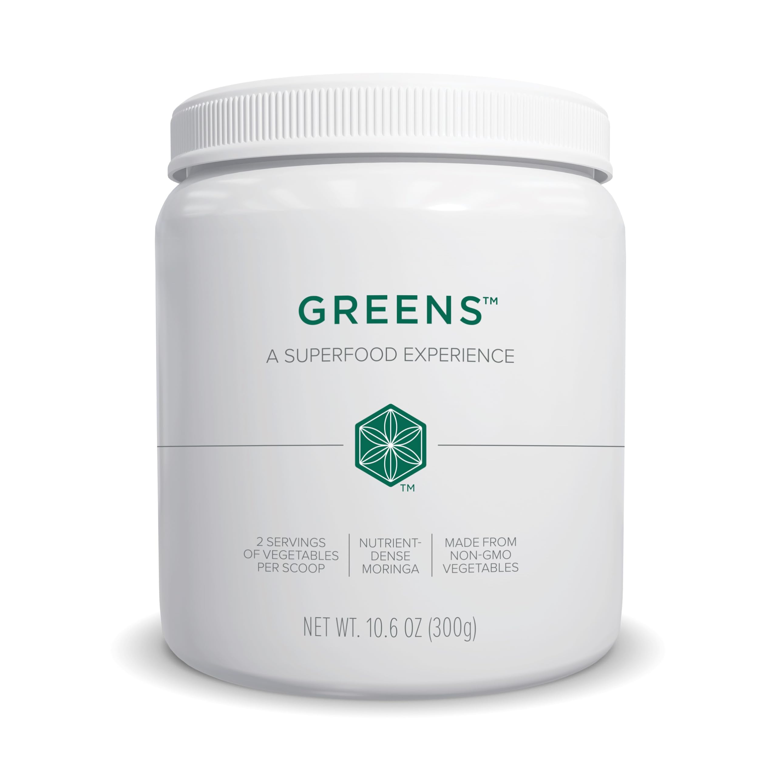 Isagenix Greens polvo verde en taza, ideal para añadir vegetales a tus batidos diarios.