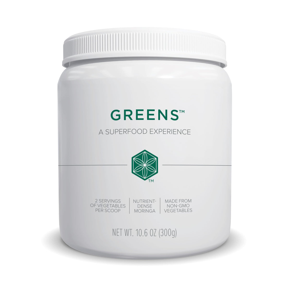 Isagenix Greens polvo verde en taza, ideal para añadir vegetales a tus batidos diarios.