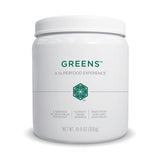 Isagenix Greens polvo verde en taza, ideal para añadir vegetales a tus batidos diarios.