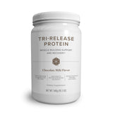 Isagenix Tri-Release Protein en envase chocolate con leche, ideal para recuperación post-entrenamiento.