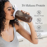 Etiqueta de Isagenix Tri-Release Protein destaca ingredientes limpios y sin gluten ni OGM.