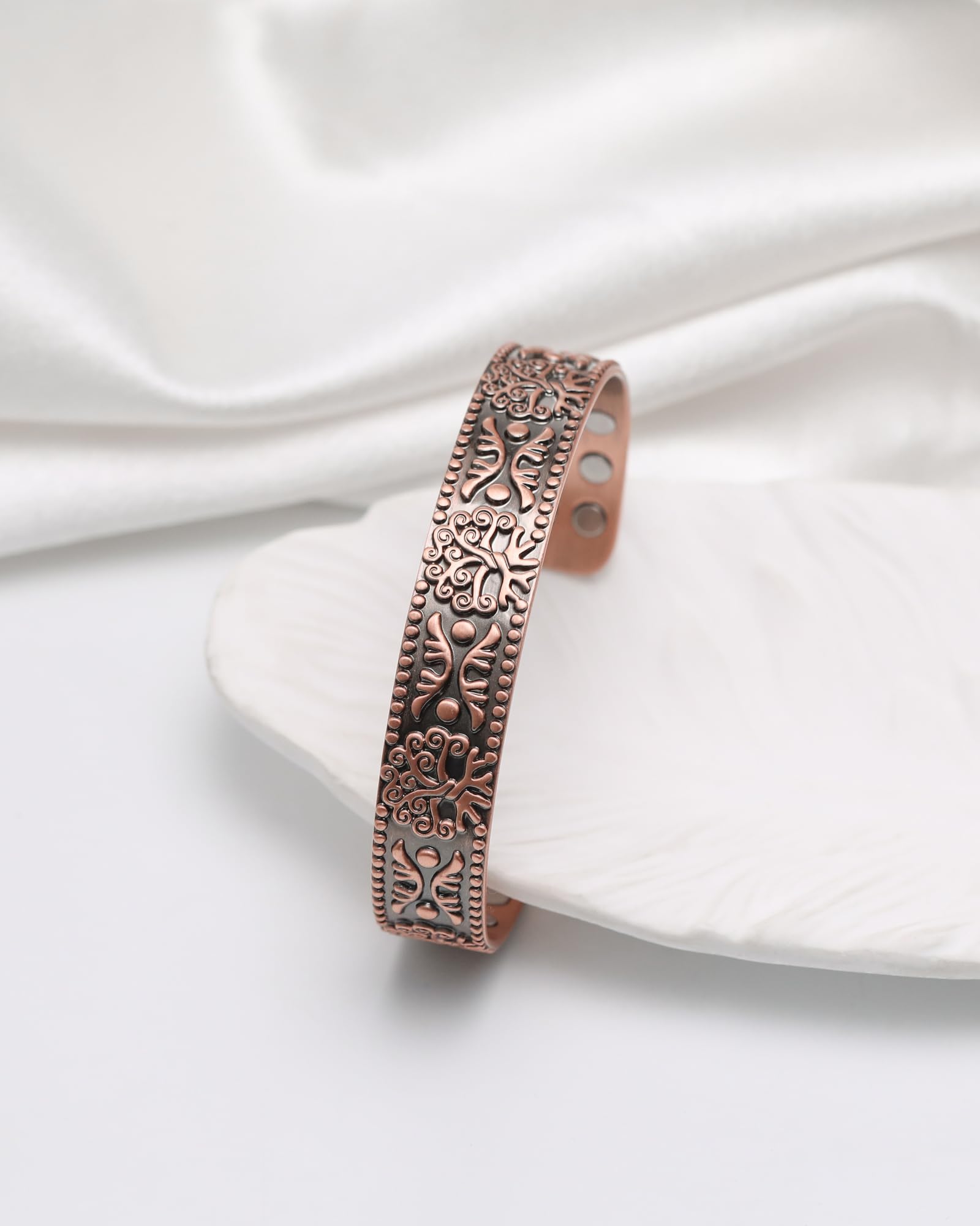 Brazalete Jecanori en la muñeca, estilo casual para el día a día.