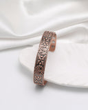 Brazalete Jecanori en la muñeca, estilo casual para el día a día.