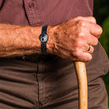 Estilo moderno de JEROOT, ideal para combinar con cualquier outfit.