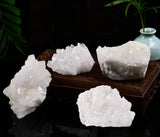 Agrupación de cristales de cuarzo JIC Gem en exposición.