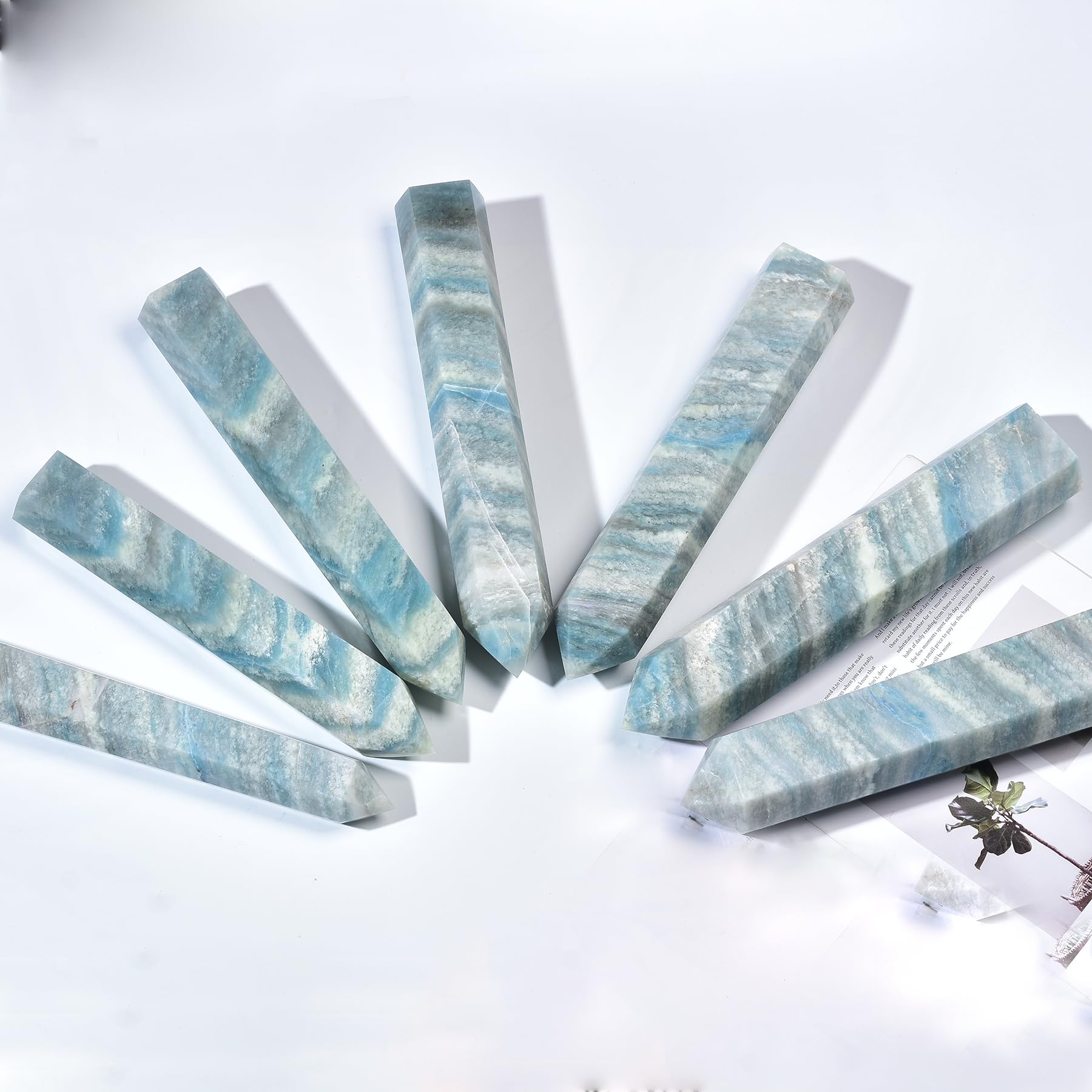 Ambiente hogareño con torre de cristal azul de JIC Gem