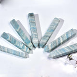 Ambiente hogareño con torre de cristal azul de JIC Gem