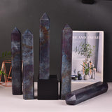 Cristal JIC Gem con fluorescencia bajo luz, revela belleza interior