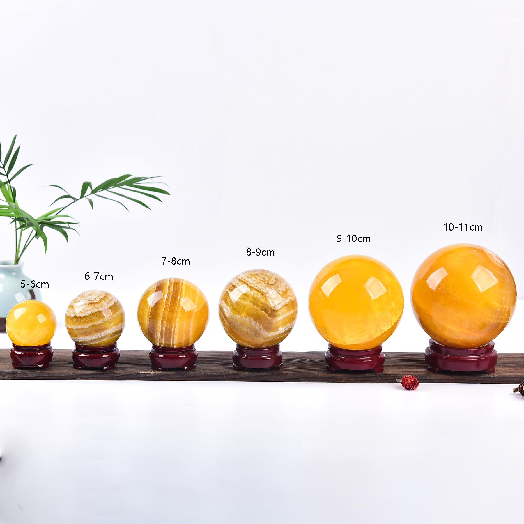 Esfera de fluorita amarilla JIC Gem sobre base de madera para decoración y serenidad