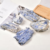 JIC Gem cianita azul cruda, uso como amuleto decorativo que transmite serenidad.