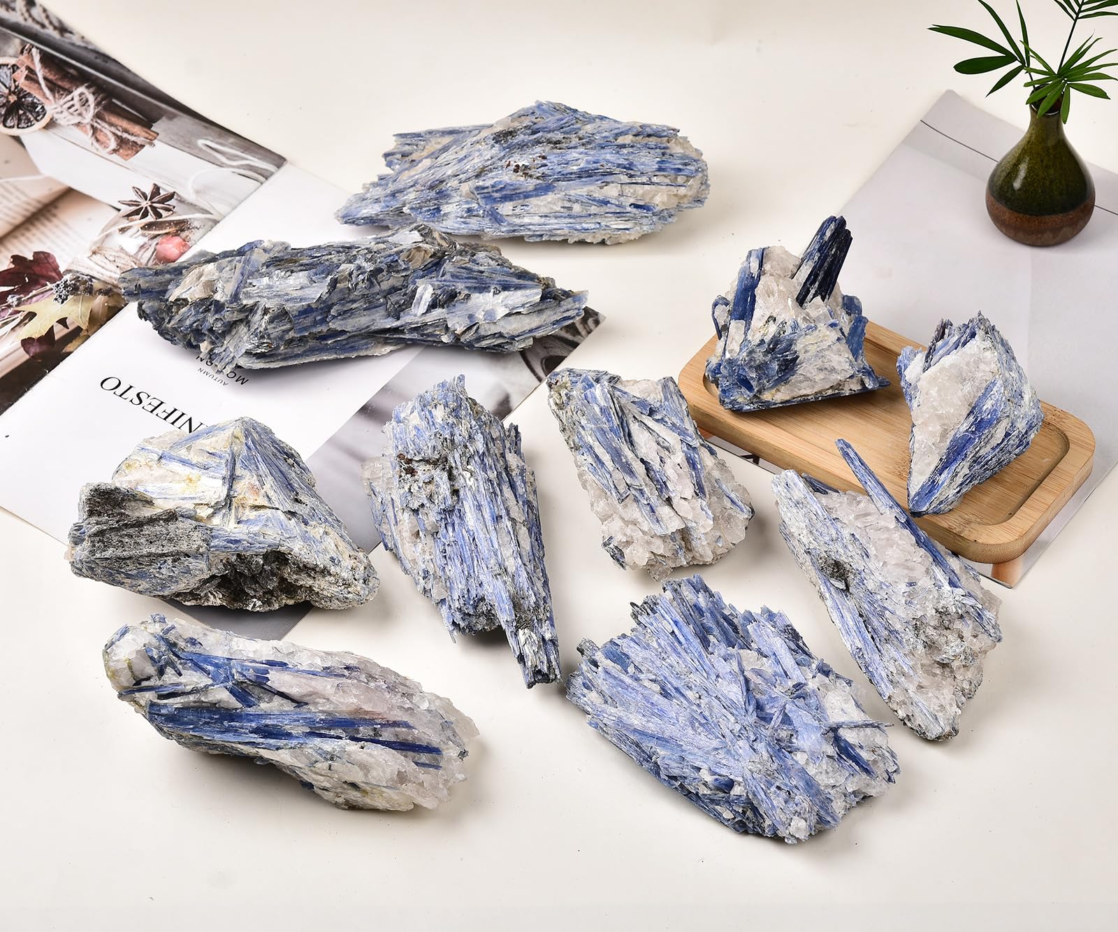 JIC Gem cianita azul cruda, cristal natural con vibraciones para enfoques espirituales.