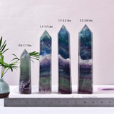 JIC Gem obelisco decorativo fluorita colorido en espacio de trabajo