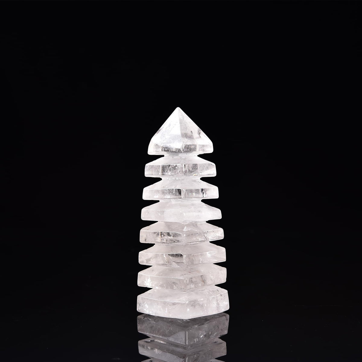 JIC Gem torre cristal cuarzo claro, vista frontal, foco sereno para el escritorio.