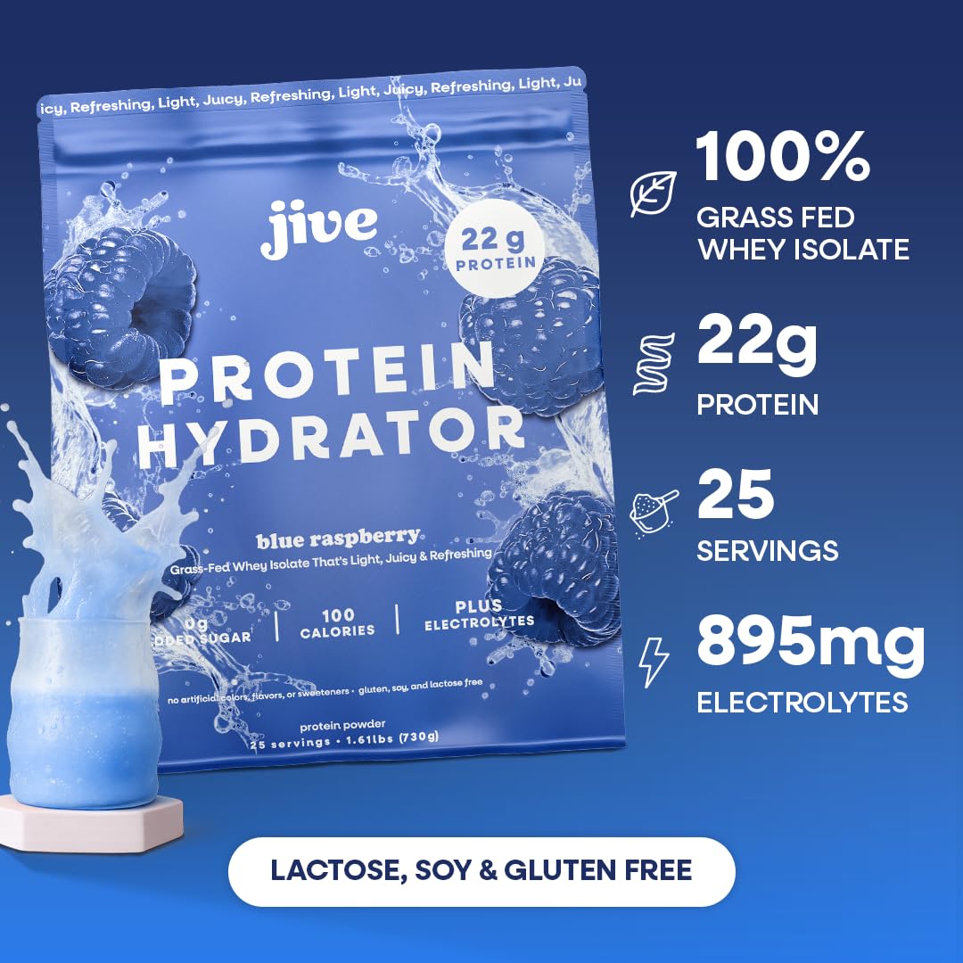 Jive proteína clara en vaso con bebida de arándano azul para hidratación.