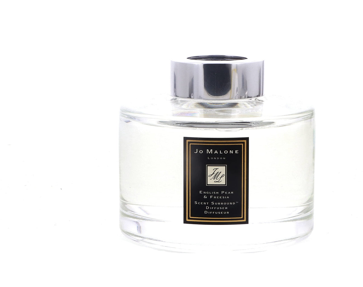 Difusor Jo Malone con aroma de pera y fresias para un ambiente fresco y acogedor.