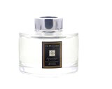 Notas de pera y fresias en el difusor Jo Malone para un ambiente elegante.
