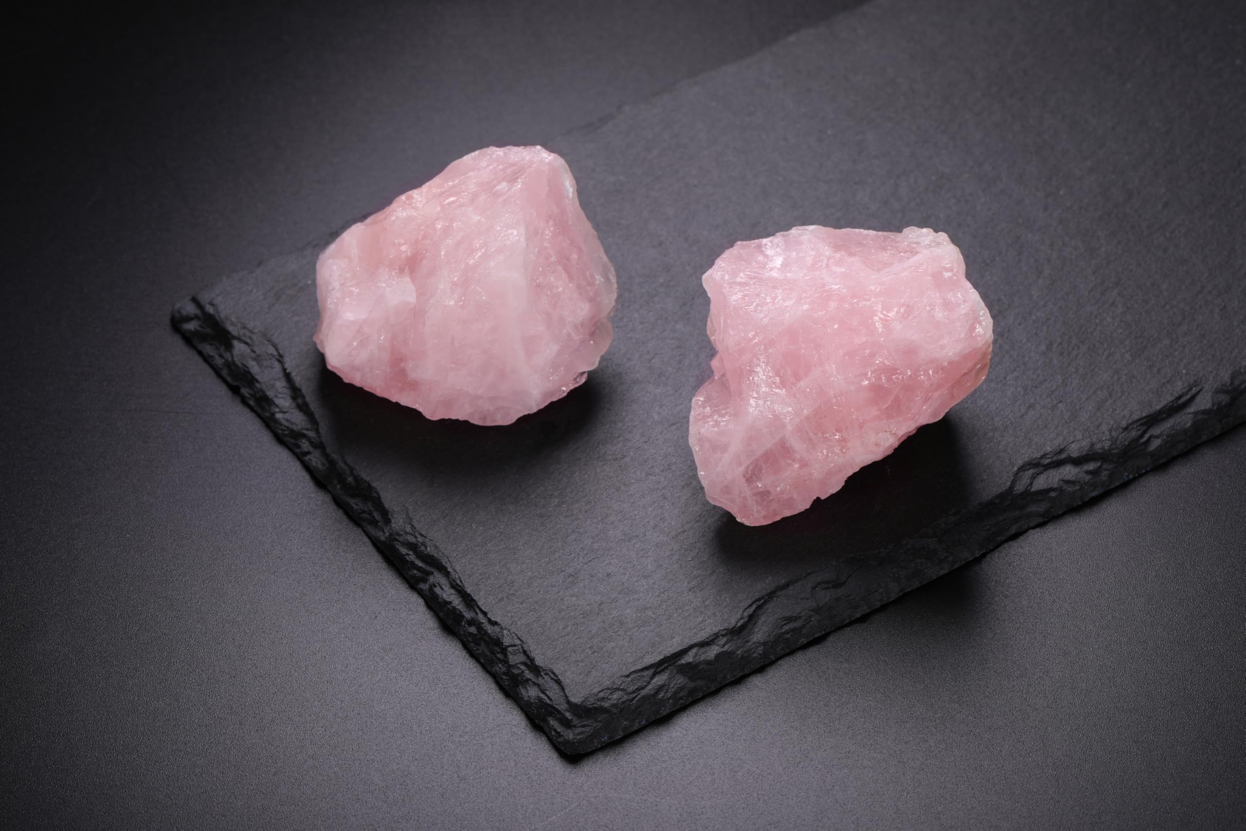 Jovivi cuarzo rosado natural con textura irregular, perfecto para cabujones artesanales.
