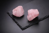 Jovivi cuarzo rosado natural con textura irregular, perfecto para cabujones artesanales.