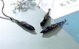 Detalle floral bronce en collar de obsidiana negra para rituales