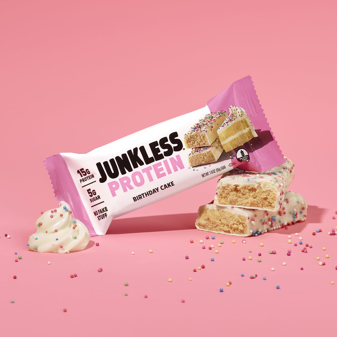Barra Junkless Birthday Cake en gimnasio, snack post-entrenamiento