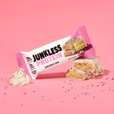 Barra Junkless Birthday Cake en gimnasio, snack post-entrenamiento