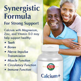 KAL Calcium Plus Cápsulas Blandas: cápsulas en mano para consumo fácil.