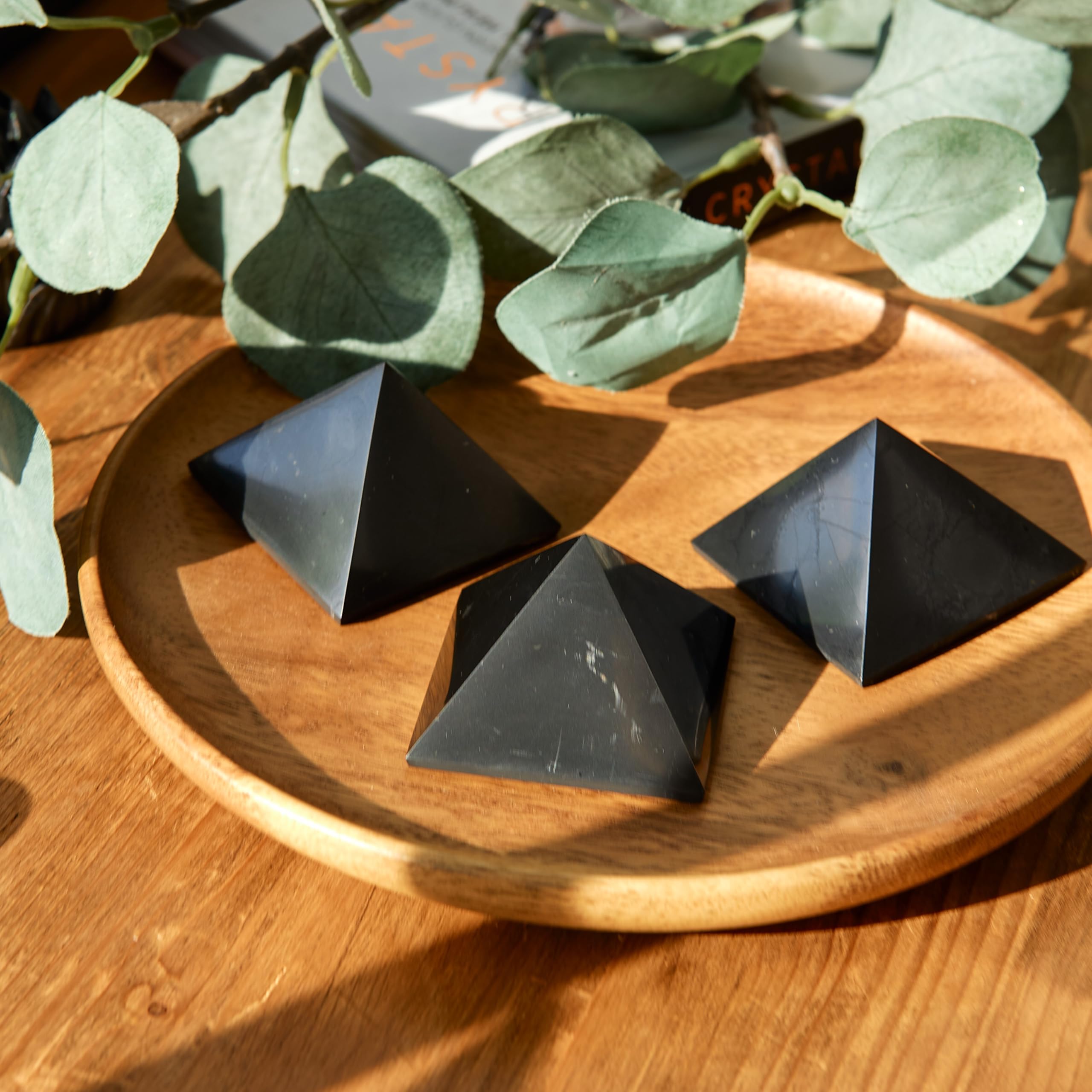 Ambiente armonizado gracias a la pirámide shungite colocada en sala u oficina