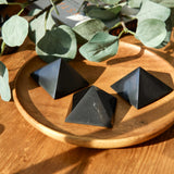 Ambiente armonizado gracias a la pirámide shungite colocada en sala u oficina