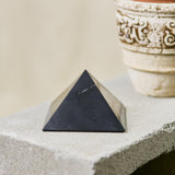 Energía positiva para prácticas de meditación con la pirámide shungite de KH