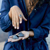 Piramide shungite para equilibrar chakra raíz y promover sensación de estabilidad