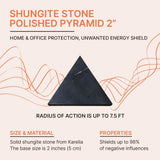 Piramide shungite auténtico Zazhoginsky destaca vetas doradas y textura natural