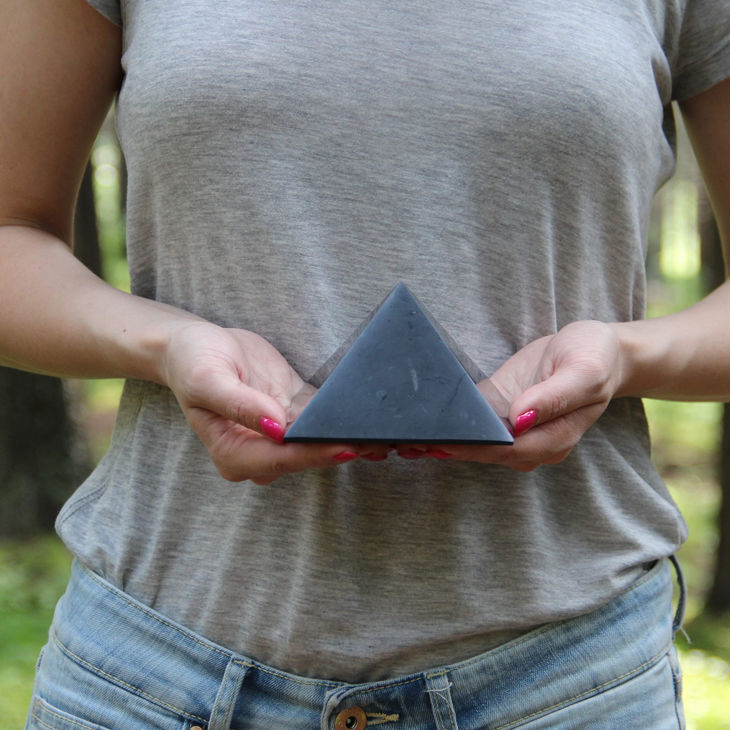 Piramide Shungite 4 pulgadas de Karelian Heritage, diseño compacto para escritorio.
