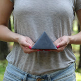 Piramide Shungite 4 pulgadas de Karelian Heritage, diseño compacto para escritorio.