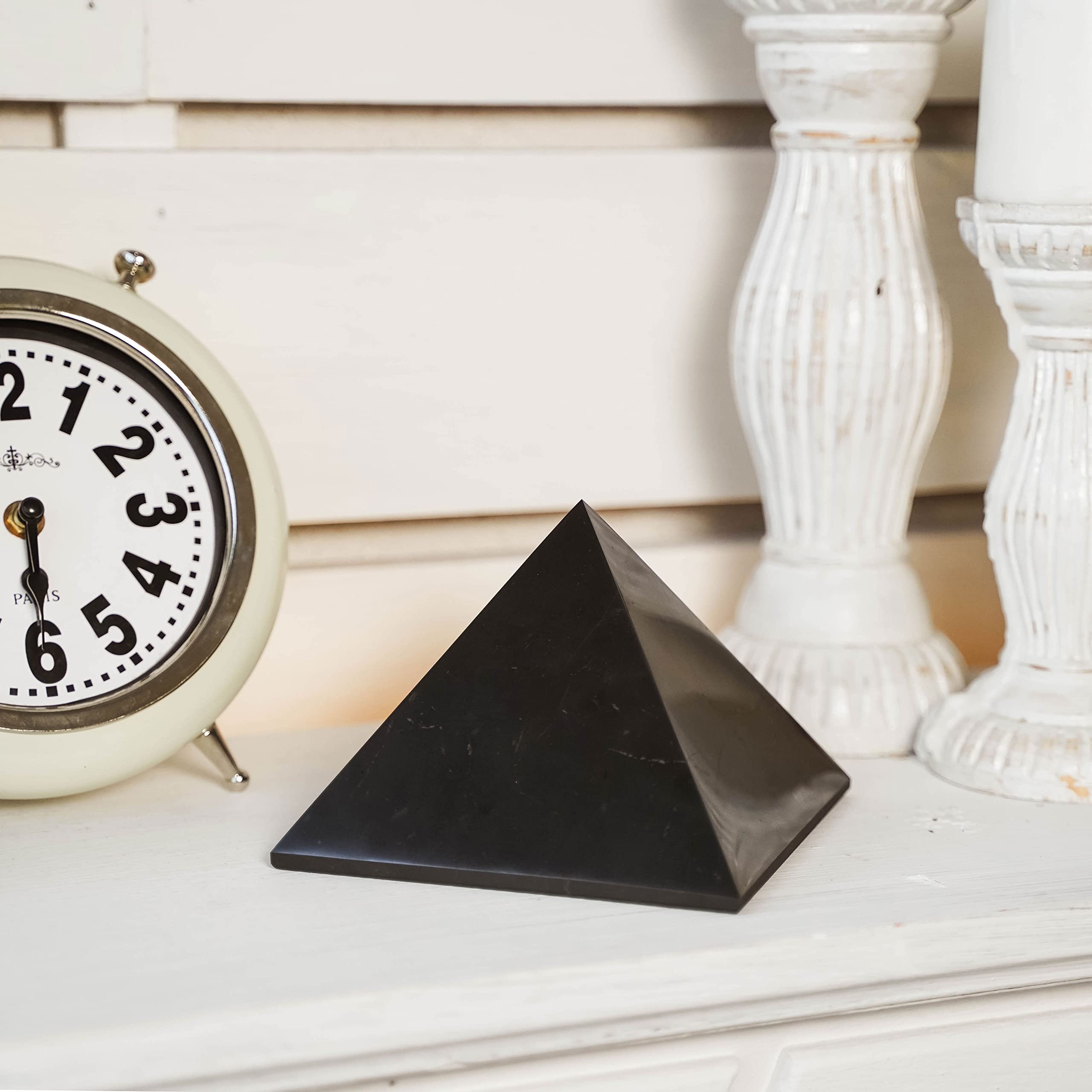 Protección del hogar con Shungite de Karelian Heritage, estilo negro elegante.