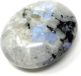 Karma Gems piedra luna arcoíris en la palma para meditación serena