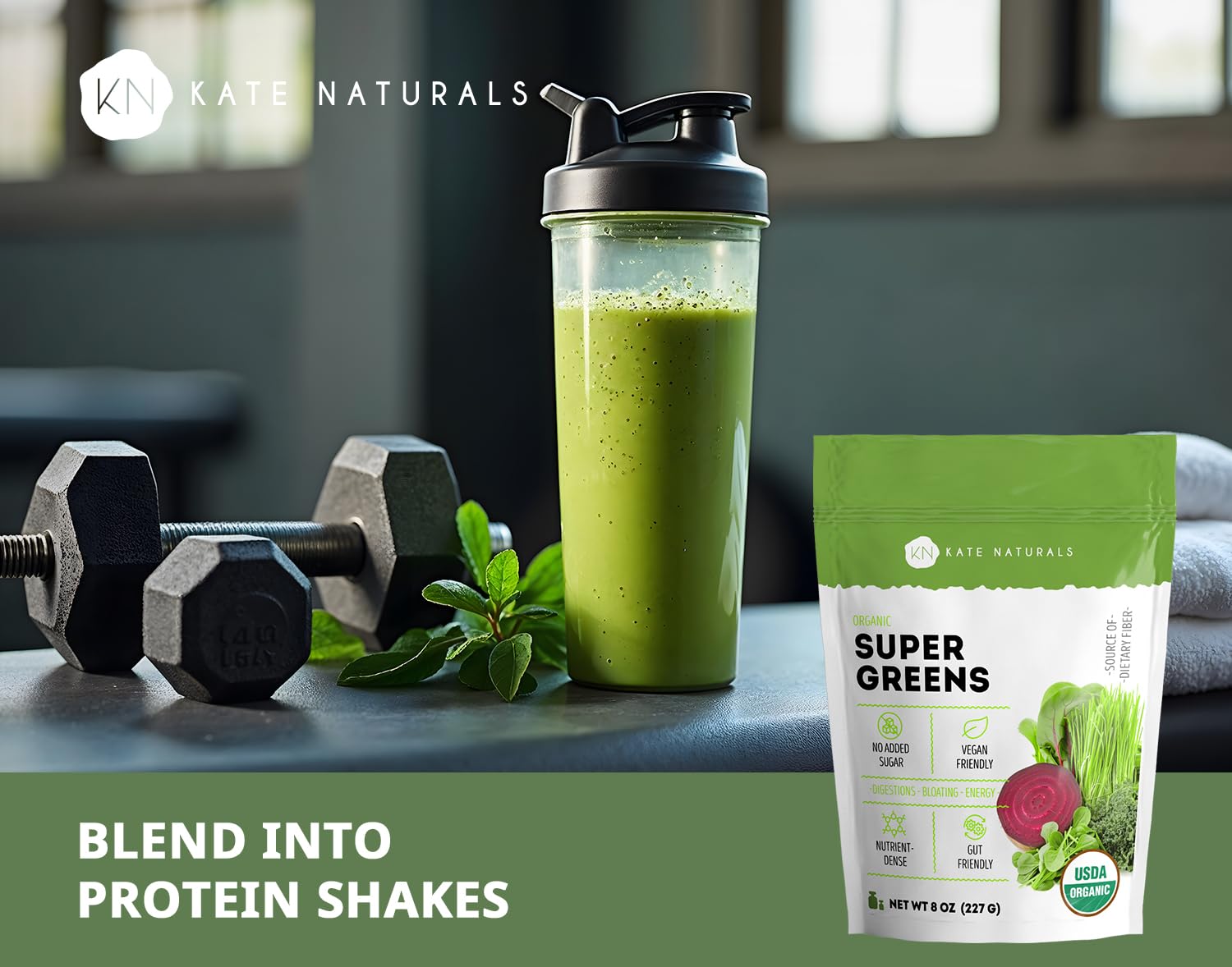 Smoothie verde con Kate Naturals Super Greens, mezcla rápida.