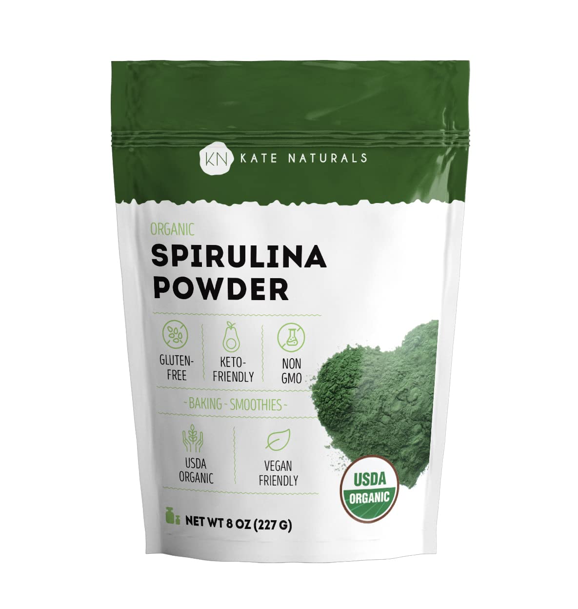 Kate Naturals Spirulina en polvo sobre batido verde para reforzar nutrientes.