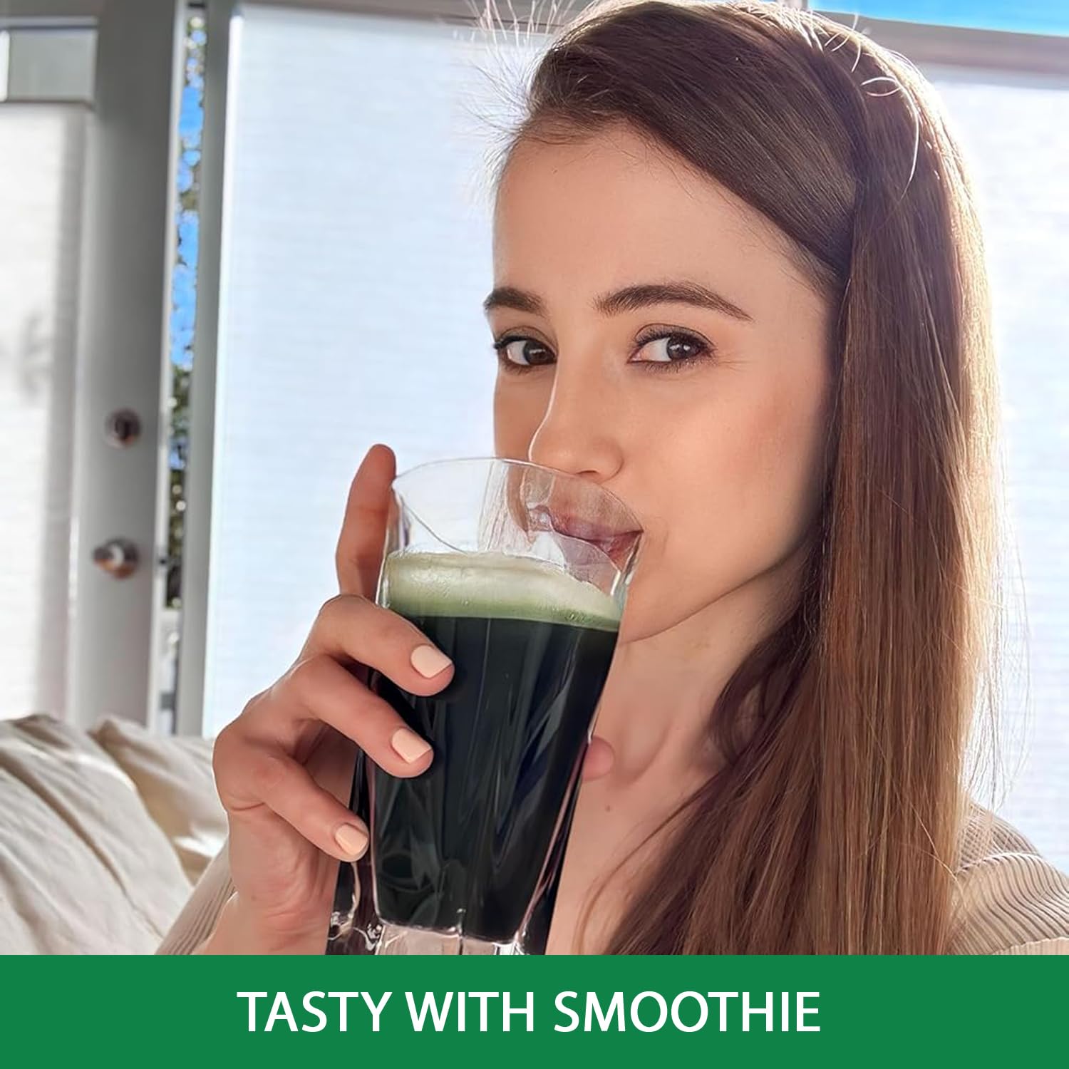 Kate Naturals Spirulina en polvo añade color y proteína a la bebida verde.