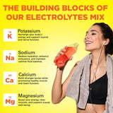 Keto Vitals mezcla en vaso de agua para bebida refrescante sin azúcar.